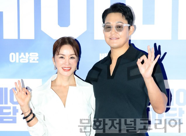▲ 배우 엄정화, 박성웅(오른쪽)이 3일 오후 영화 '오케이 마담' 언론시사회에서 포즈를 취하고 있다.