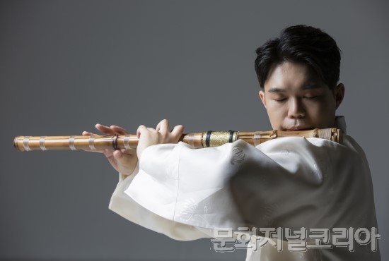 ▲  대금연주자 이결