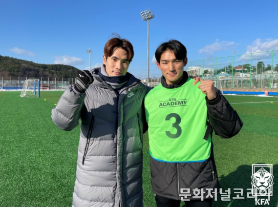 C급 지도자 강습회에 참가한 강원FC 한국영(왼쪽)과 수원FC 조유민.