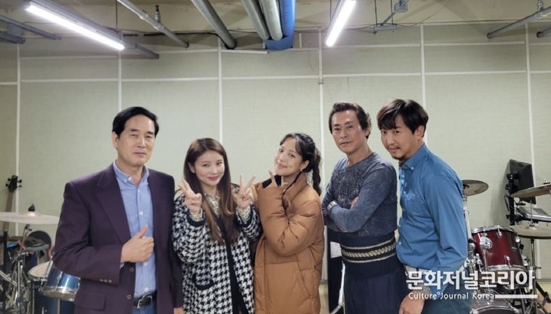 촬영 후 주요배역들의 기념촬영(좌부터 홍정민, 이예은, 정민선, 이영만, 로맨틱 장)